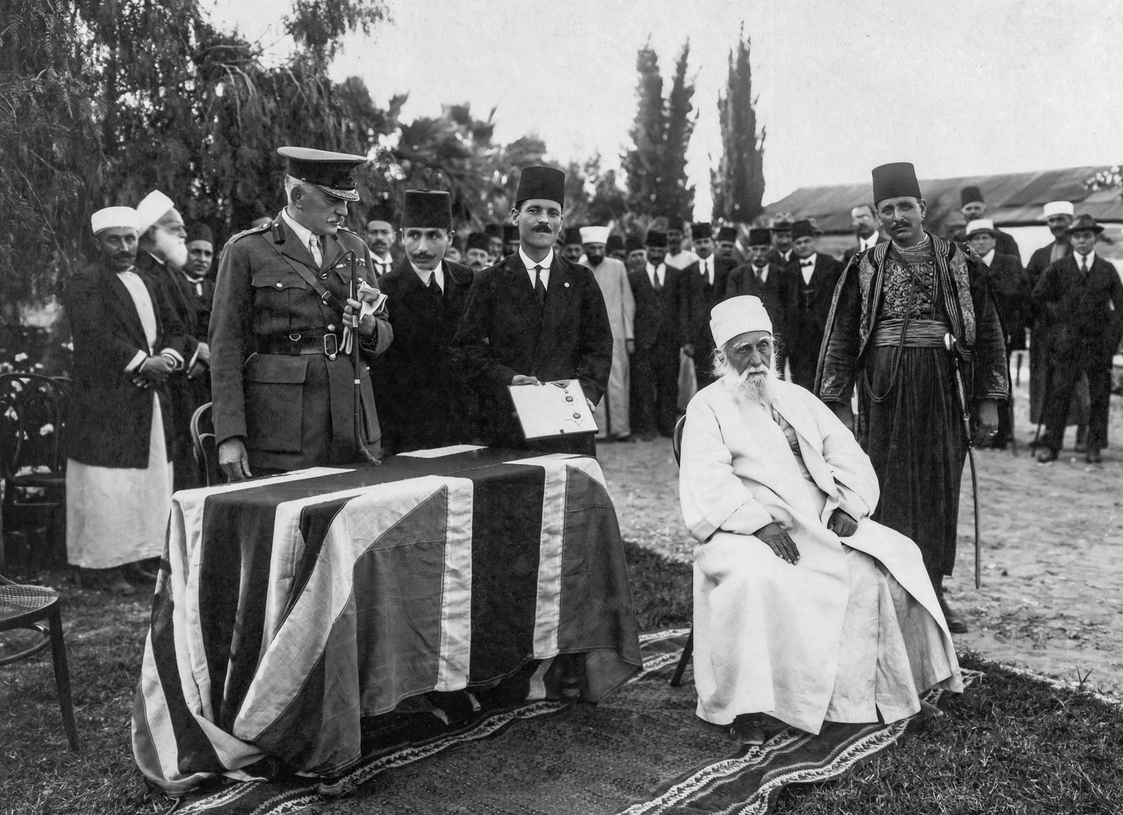 ʻAbduʼl-Bahá atunukiwa cheo cha uknight na Milki ya Uingereza.